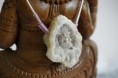 /album/cristal-vital-eveil-des-chakras/geode-agate-blanche-a-la-perle-rose-3-jpg/